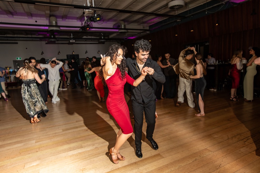 Social floor, wide